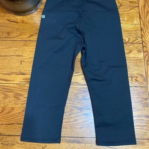 Fabletics Salar Crop Leggings Cropped Athletic Fitness Workout Women XS NWT. - Picture 7 of 9